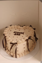 Vintage heart and bow cake